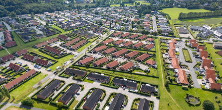 Luftfoto af en mindre by med en-families huse