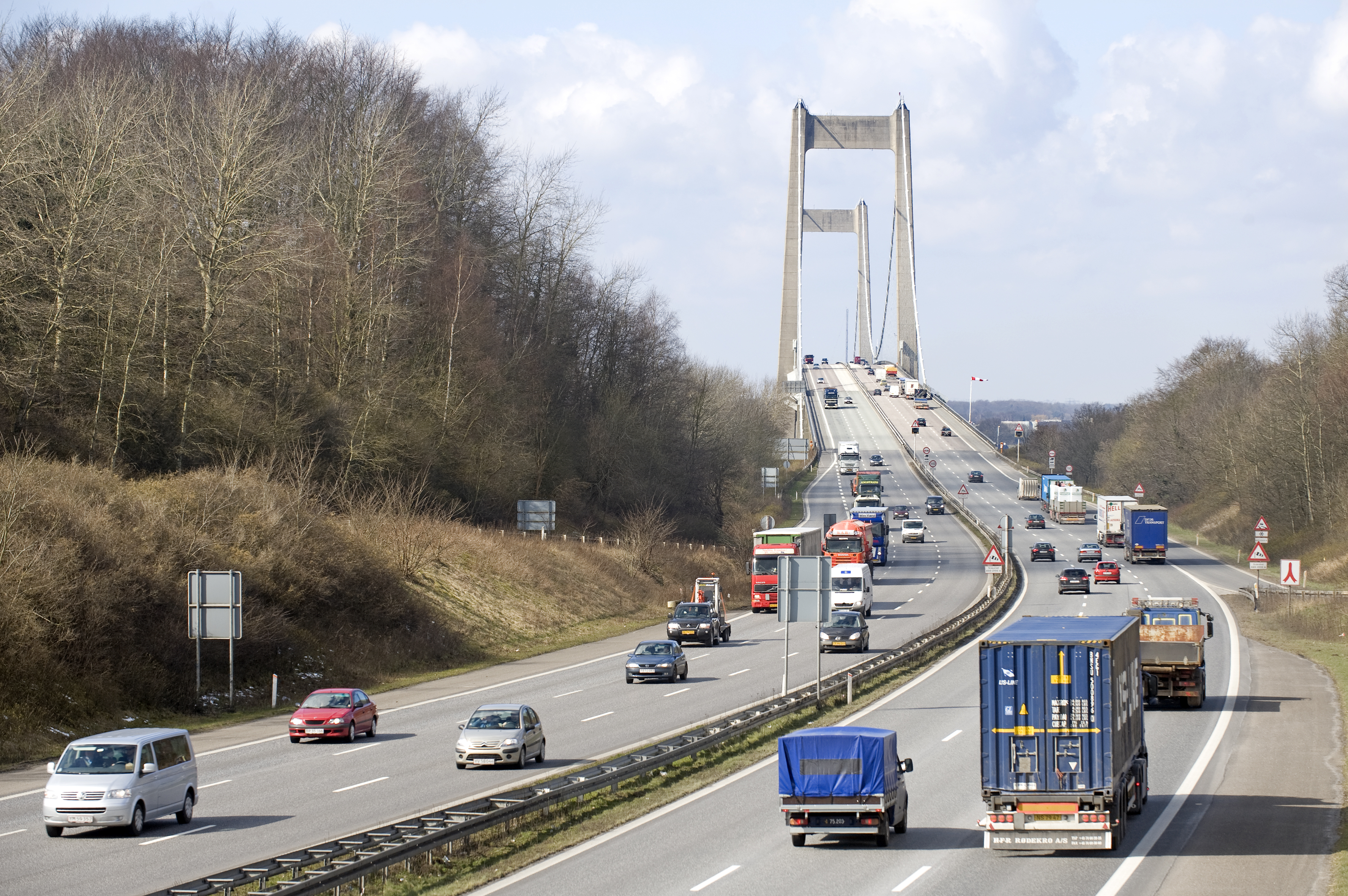 Lillebæltsbroen med vejtrafik på vej op på broen