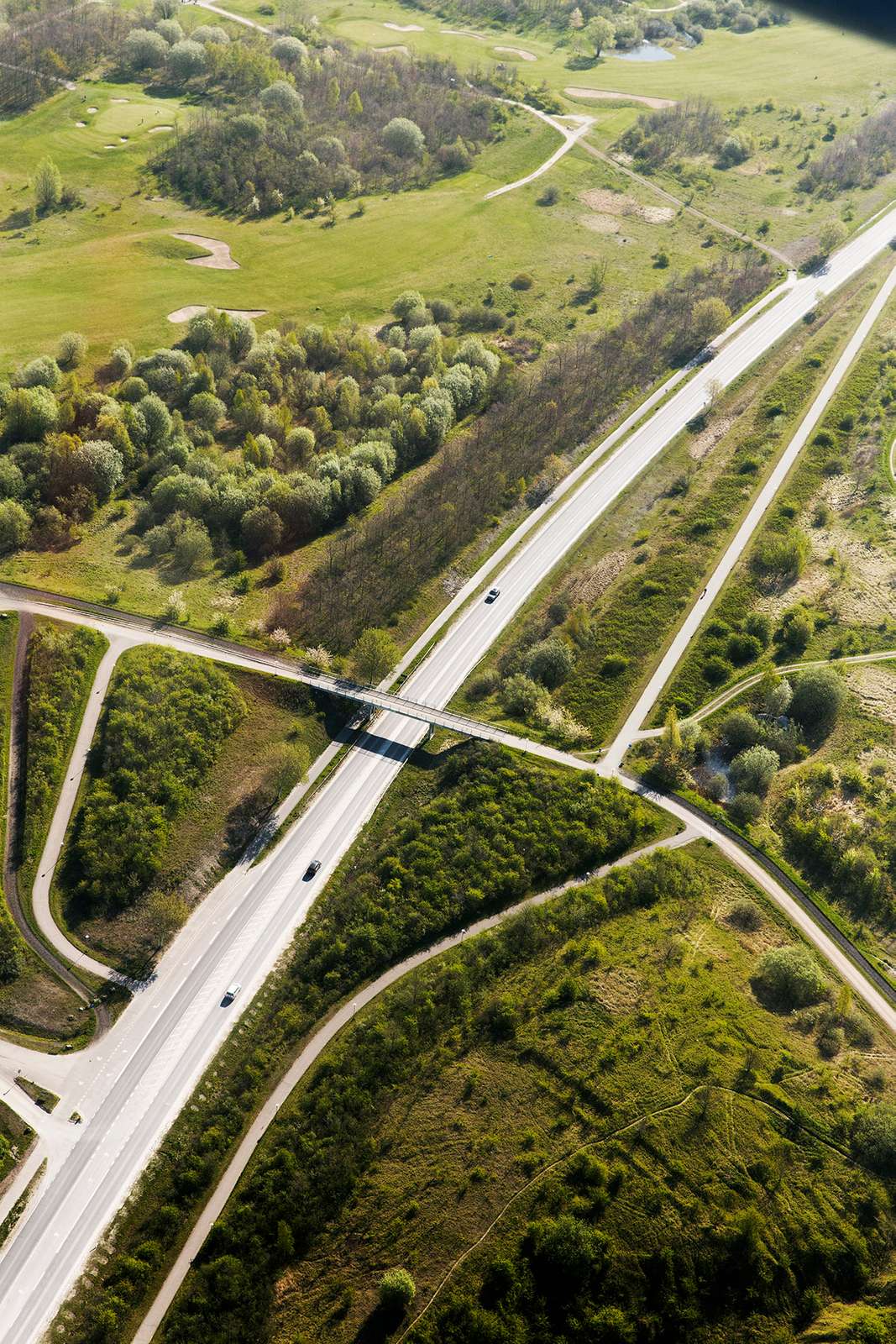 Luftfoto af motorvej og vejbro set ovenfra