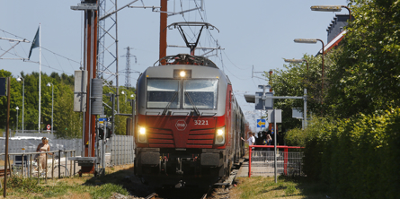 Vectron-lokomotiv, der holder ved en station, imens passagerer er på vej ind i toget
