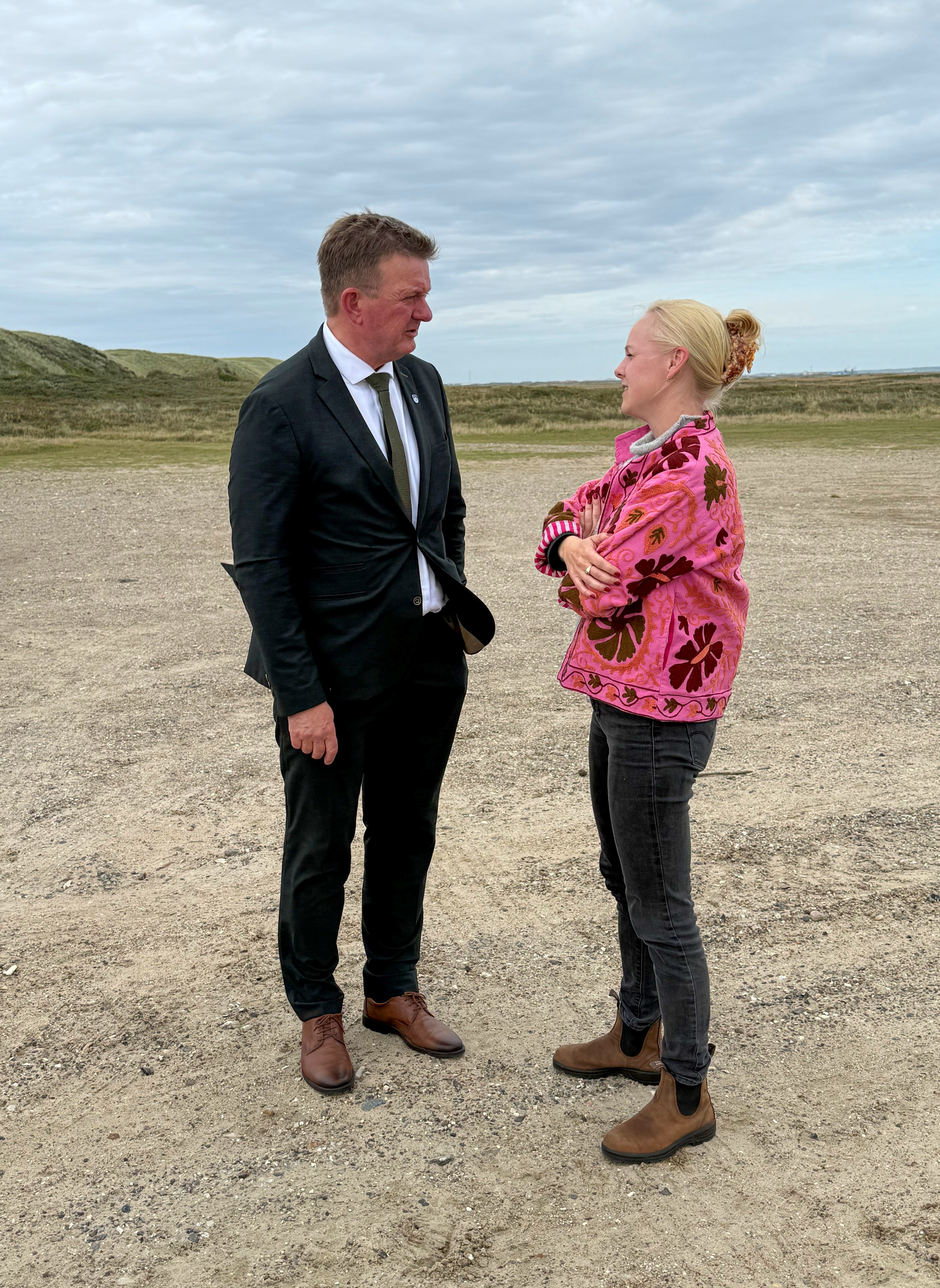 Signe Munk og Lemvigs borgmester Jens Lønberg (K) i samtale ude i naturen