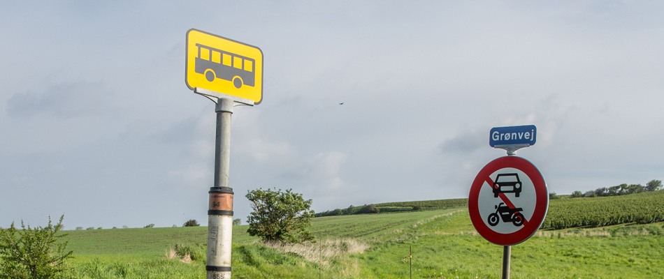 Busstop på landet med marker i baggrunden